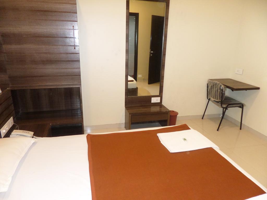 Sai Heera Residency Hotell Shirdi Rum bild