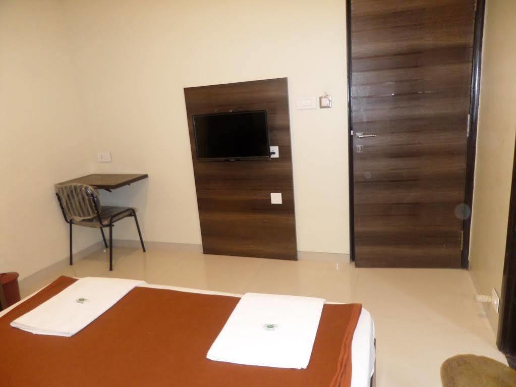 Sai Heera Residency Hotell Shirdi Exteriör bild